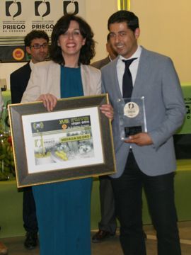 María Luisa Ceballos entrega a José Manuel Muela la medalla de oro. (Foto: R. Cobo)