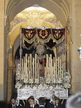 María Stma. de la Soledad Coronada tras atravesar la Puerta del Perdón. (Foto: Diócesis de Córdoba)