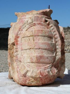 Escudo de los Fernández de Córdoba (Marquesado de Priego), uno de los objetos recuperados más singulares. (Foto: Cedida)