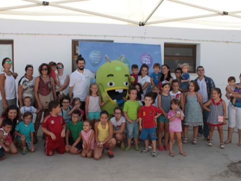 Participantes en la actividad, en el photocall junto a Mr. Iglú. (Foto: R. Cobo)