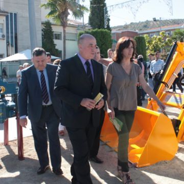 Zurera, Ruiz y Ceballos durante su visita a una de las distintas empresas que toman parte en la muestra. (Foto: R. Cobo)