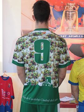 Primer plano de la espalda de la nueva equipación del C.D. Priego Club de Fútbol. (Foto: R. Cobo)