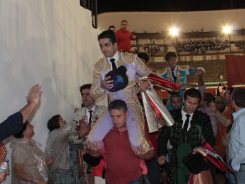 Salida a hombros de Javier Castaño en Priego. (Foto: R. Cobo)