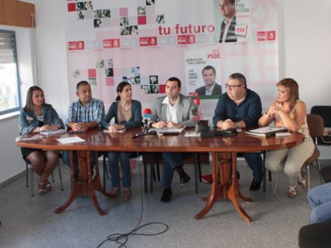 Los ediles que conforman el grupo muncipal socialista durante la comparecencia ante los medios. (Foto: R. Cobo)