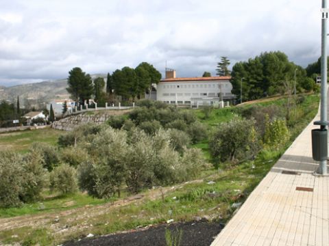 Parcela ubicada en la urbanización Los Almendros, en la que se contruirá el nuevo acuartelamiento. (Foto: R. Cobo)
