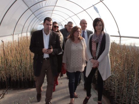 Crespín y Carmona, ambos a la derecha de la imagen, durante su visita a las instalaciones de Albasur. (Foto: R. Cobo)