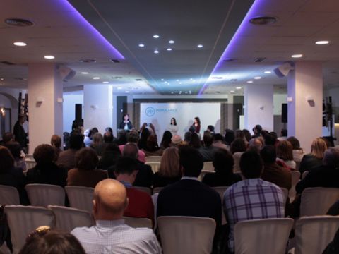 Aspecto que presentaba el salón El Rinconcillo durante la celebración del acto "La política en femenino". (Foto: R. Cobo)