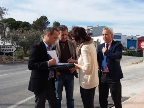 Firma del acta de recepción de las obras realizadas. (Foto: Cedida)