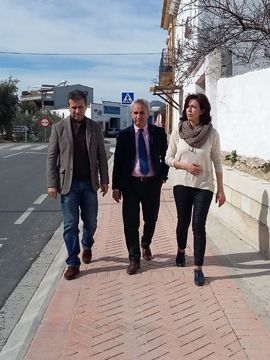 Ceballos e Izquierdo visitan el nuevo acerado. (Foto: Cedida)