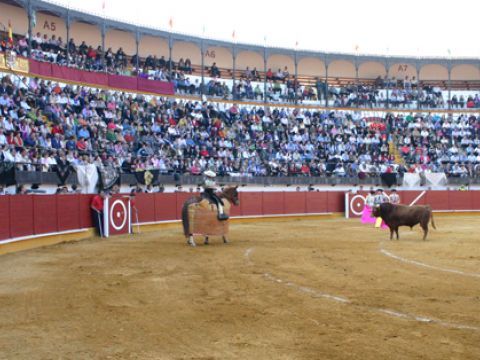 Tercio de varas del festejo celebrado el 20 de marzo de 2011, concindiendo con la reapertura del recinto. (Foto: R. Cobo)