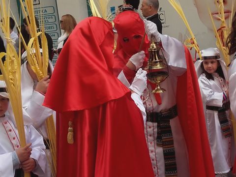 Dos nazarenos con los incensarios. (Foto: Laura Cobo)
