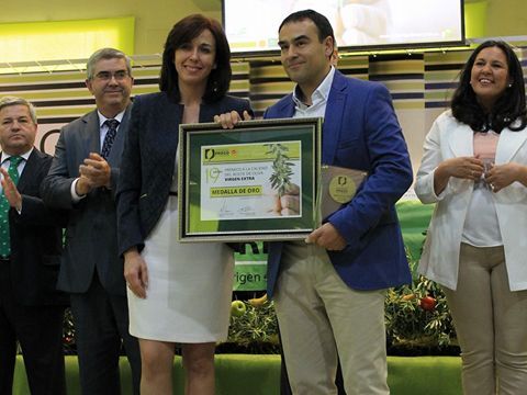 María Luisa Ceballos con el representante de la S.C.A. Olivarera La Purísima. (Foto: Cedida)