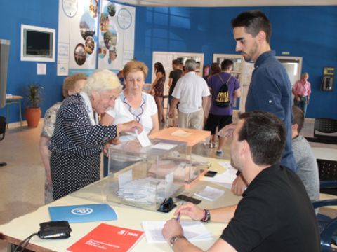 Una de las votantes de mayor edad del colegio electoral instalado en la Estación de Autobuses. (Foto: R. Cobo)