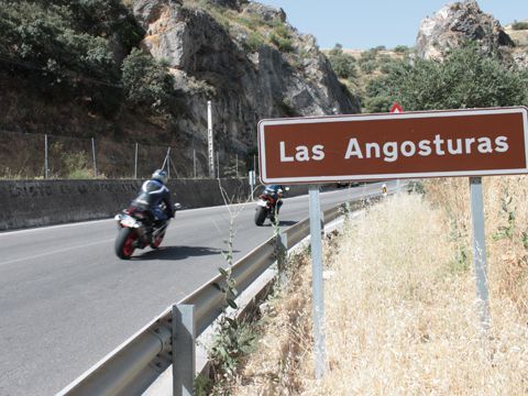Tramo de la A-333 a su paso por el paraje natural de Las Angosturas. (R. Cobo)