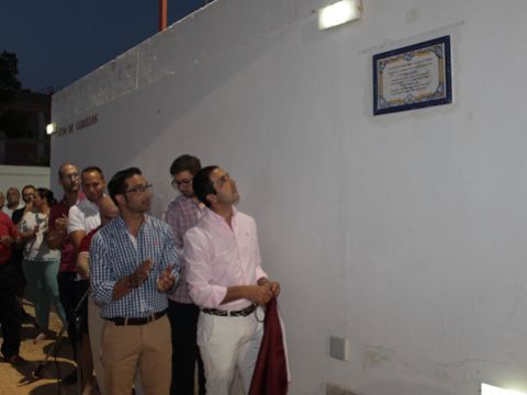 Cataño tras descubrir el azulejo como triunfador de la pasada feria taurina. (Foto: R. Cobo)