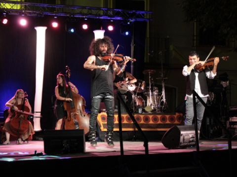 Malikian junto a varios de los músicos que ayer lo acompañaron en Priego. (Foto: R. Cobo)