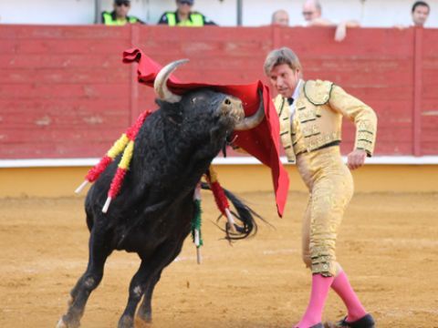 Pase de pecho de Manuel Díaz al que abría plaza. (Foto: R. Cobo)