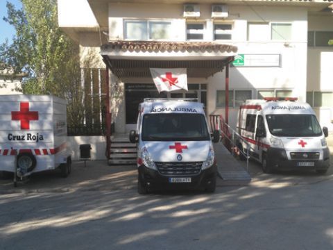 Exterior de la residencia escolar Cristóbal Luque Onieva, con los vehículos que tomaron parte en el dispositivo. (Foto: Cedida)