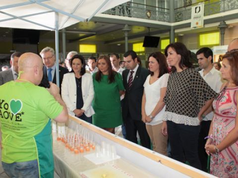 Autoridades en una de las degustaciones que se ofrecen en el Pabellón del Aceite. (Foto: R. Cobo)
