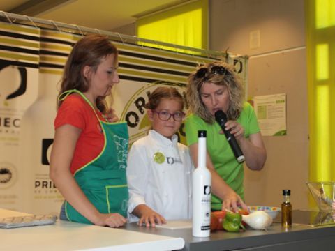 Una de las parejas participantes en la exhibición de cocina en familia celebrada en el Pabellón del Aceite. (Foto: R. Cobo)