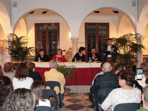 Aspecto del centro cultural Lozano Sidro en los prolegómenos del acto. (Foto: R. Cobo)