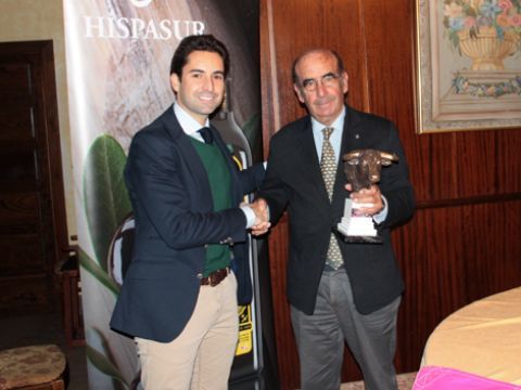Adolfo Martín recibiendo de manos de Alberto Yévenes el trofeo al mejor toro de la feria. (Foto: R. Cobo)