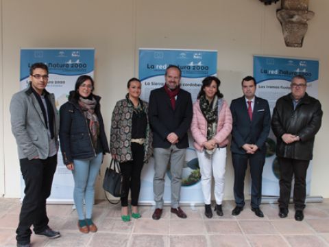 Algar, Ceballos y Mármol, junto al resto de miembros de la Corporción municipal, esta mañana en Carnicerías Reales. (Foto: R. Cobo)