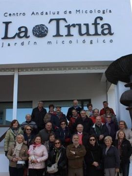 En la entrada del jardín micológico. (Foto: Cedida)