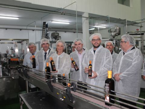 Carmen Ortiz, esta mañana en la línea de envasado durante su visita a las instalaciones de Almazaras de la Subbética. (Foto: R. Cobo)