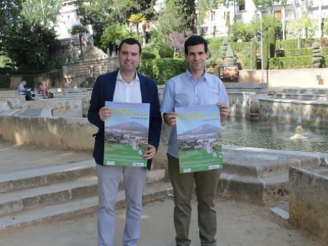 Mármol y López con el cartel anunciador. (Foto: R. Cobo)