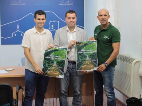 López, Mármol y Villena con el cartel anunciador de la actividad. (Foto: R. Cobo)