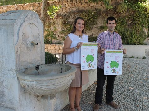 Sandra Bermúdez y David López con el cartel anunciador. (Foto. R. Cobo)