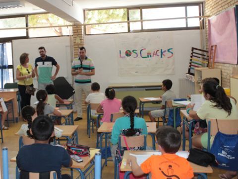 Mármol y Mantas durante la visita a una de las clases. (Foto: R. Cobo)