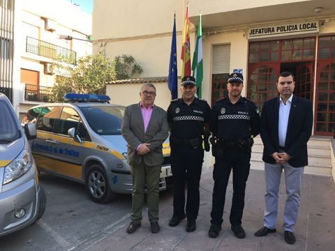 Mármol y Musachs flanquean a dos agentes que ya lucen el nuevo uniforme. (Foto: Cedida)