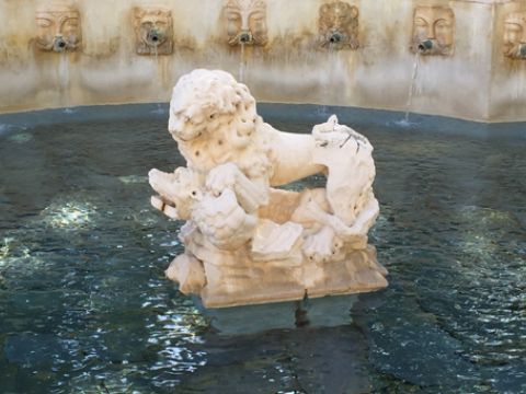 Estdo en el que se encuentra actualmente el león que preside el primer estanque de la Fuente del Rey. (Foto: Cedida)
