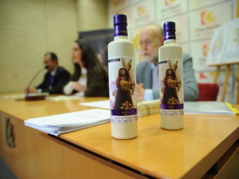Detalle de las botellas de AOVE realizadas con motivo del 425 aniversario. (Foto: Cedida)