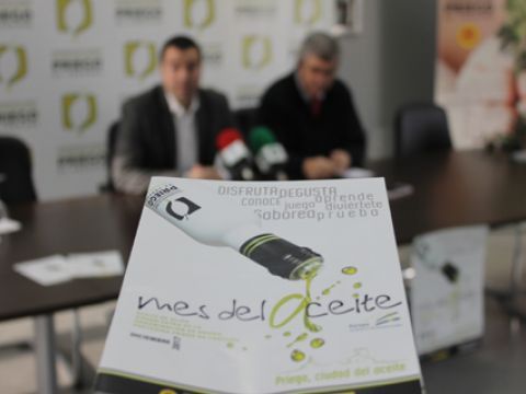 Mármol y Serrano, en segundo plano, con el cartel anunciador de la presente edición. (Foto: R. Cobo)