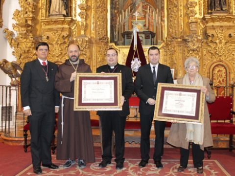 Galardonados y autoridades políticas y religiosas asistentes al acto. (Foto: R. Cobo)