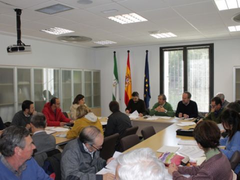 Prolegómenes de la sesión ordinaria de la junta rectora del Parque Natural celebrada en el jardín micológico La Trufa. (Foto: R. Cobo)