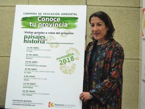 Auxiliadora Pozuelo con el cartel anunciador de las visitas a realizar en primavera. (Foto: Cedida)