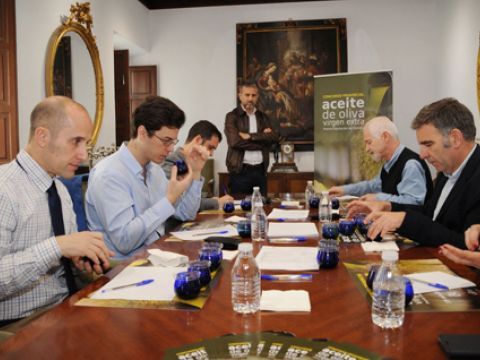 Integrantes del jurado de la presente edición durante la cata final. (Foto: Cedida)