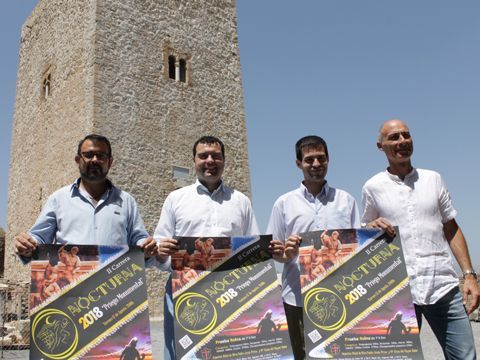 Autoridades y organizadores en el patio de armas del Castillo, donde concluirá la prueba reina. (Foto: R. Cobo)