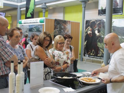 Stand en el que se ofrecen degustaciones de productos tradicionales. (Foto: R. Cobo)