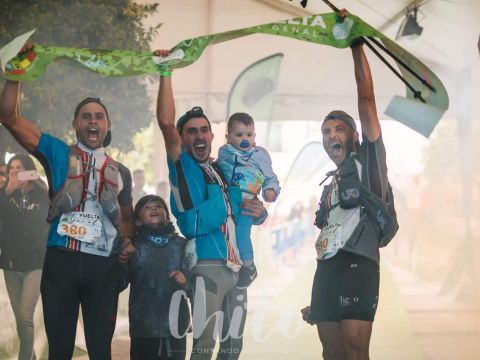 Manuel Osuna, Abel Serrano y José María Espinar en la meta de la Gran Vuelta Valle del Genal. (Foto: Pedro Alfonso Guerrero "Chito")