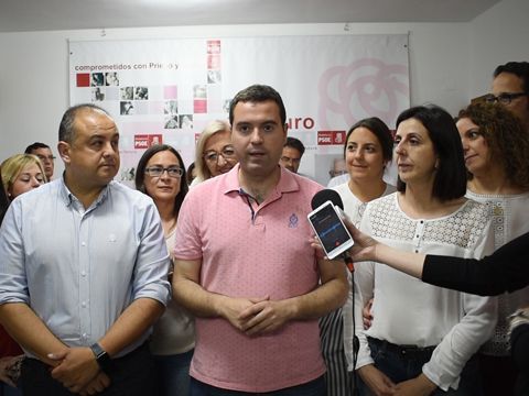 Mármol atendiendo ayer a los medios. (Foto: TelePriego)