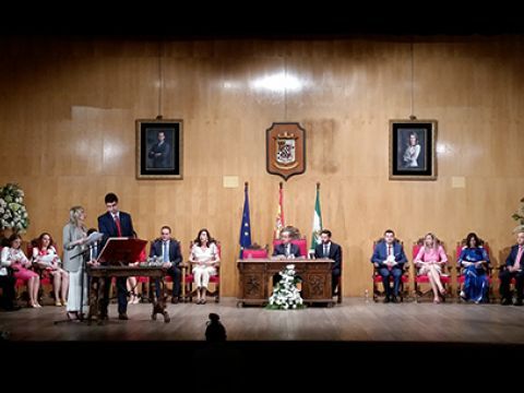 Panorámica del escenario del Teatro Victoria durante el acto celebrado esta mañana. (Foto: Carmelo de Lara)