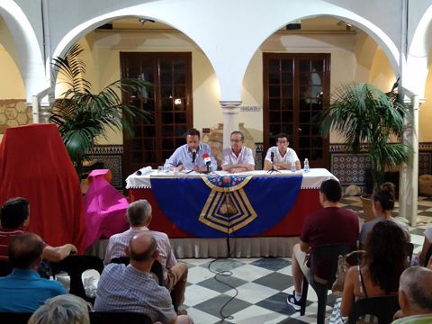 Aspecto que presentaba ayer el patio del centro cultural Lozano Sidro. (Foto: R. Cobo)