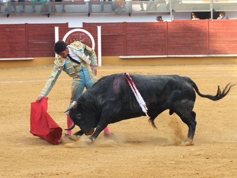Cayetano toreando con la derecha al tercero de la tarde. (Foto: R. Cobo)