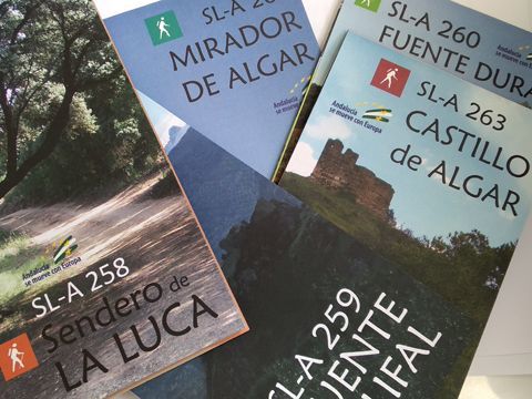 Varios de los folletos editados. (Foto: R. Cobo)