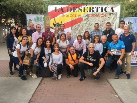Integrantes del club y familiares ante el photocall de la prueba. (Foto: Cedida)